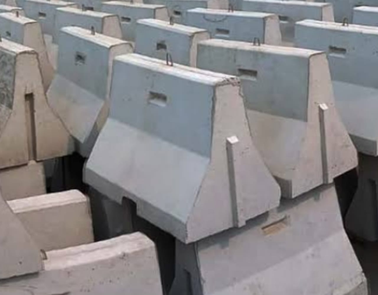 Road Barrier Beton Precast SNI – Pembatas Jalan Dua Sisi Jersey untuk Jalan Tol dan Nasional